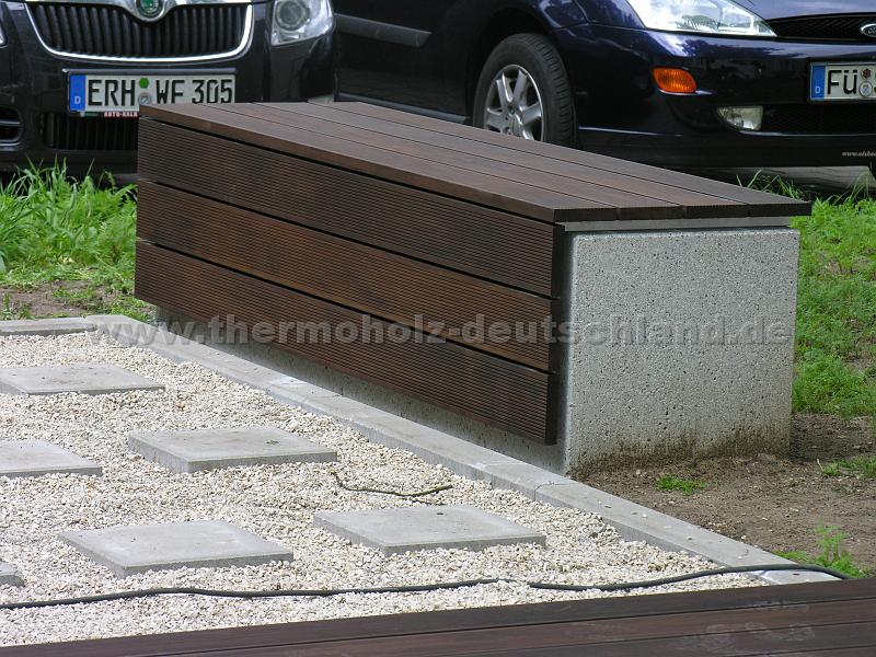 Thermobuche Sitzauflage mit Fußblende auf Vollbetonblock.JPG - Thermobuche Sitzbankauflage mit Fußblende, 2-teilig, Unterkonstruktion Aluminium Profilrohr, auf Massiv Vollbetonblock